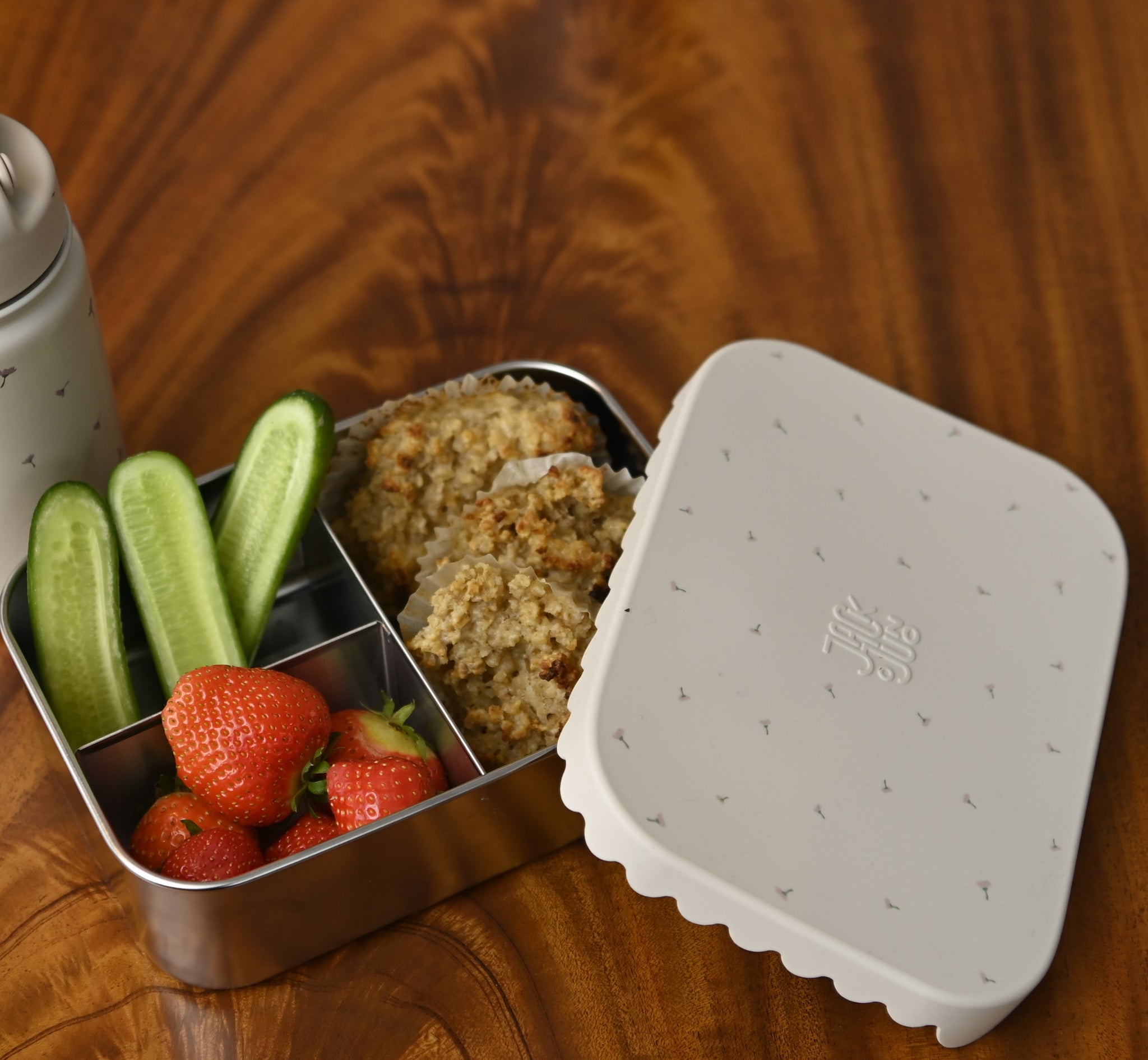 Lunch box with silicone lid and stainless steel base, 6+ months